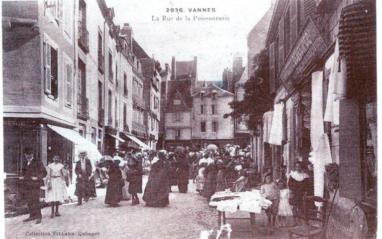 Vue prise du sud. Carte postale ancienne, cl. Villard, Quimper. Collection particulière. ; Rue de la Poissonnerie. Vue prise du sud. Carte postale ancienne, cl. Villard, Quimper. Collection particulière. ; Rue de la Poissonnerie. Vue prise du sud. Carte postale ancienne, cl. Villard, Quimper. Collection particulière. ; Rue de la Poissonnerie. Vue prise du sud. Carte postale ancienne, cl. Villard, Quimper. Collection particulière. ; Vue sud. Carte postale ancienne, cl. Villard, Quimper. Collection particulière. ; Vue prise du sud. Carte postale ancienne, cl. Villard, Quimper. Collection particulière.