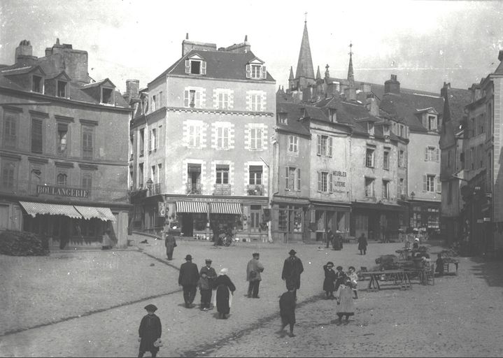 La place des Lices. Carte postale ancienne. Fonds privé.