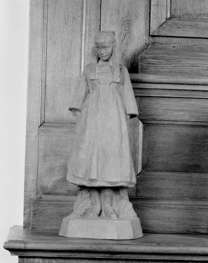 Statue (statuette) : Vonnick, vue de face. ; Statue (statuette) : Vonnick, vue de face