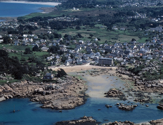 Vue générale ; Vue aérienne de l'anse Saint-Guirec.