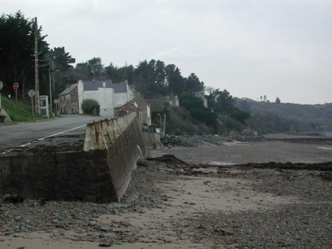 Vue générale du quai ou cale de débarquement de Port Lazo constuite en 1941