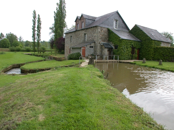 Vue générale sud-ouest : le moulin et son réseau hydraulique en parfait état de conservation.