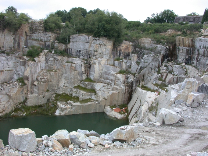 Site de carrière, excavation et front de taille ; Détail de l'excavation et du front de taille.