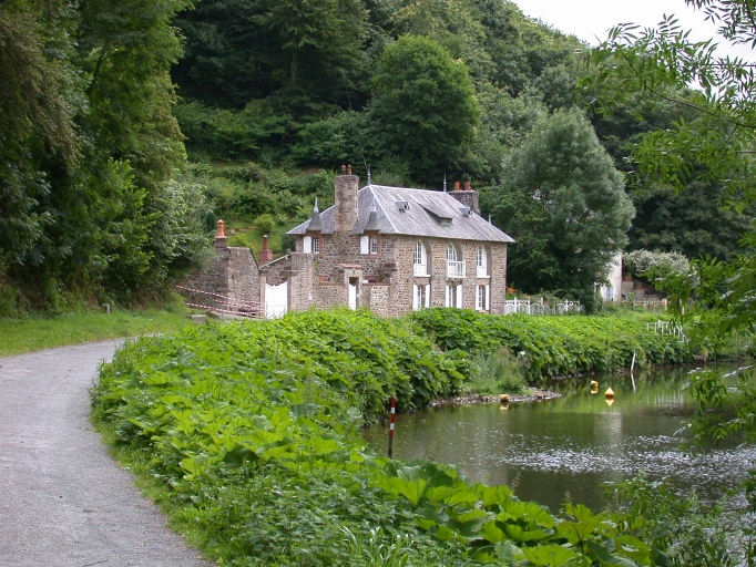 Vue générale du site desservi par le canal d'Ille-et-Rance.