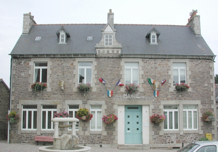Vue générale ; Plouézec. Mairie et hôtels des Postes (1912).