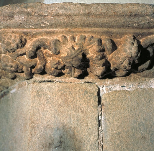 Rez-de-chaussée, pièce est, cheminée, détail