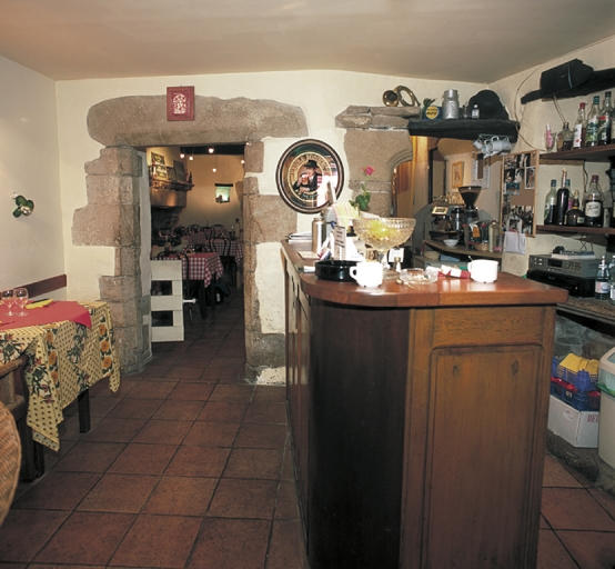 Rez-de-chaussée, pièce sud, vue vers l'est