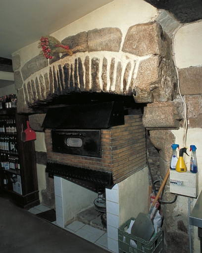 Rez-de-chaussée, pièce sud, cheminée sud
