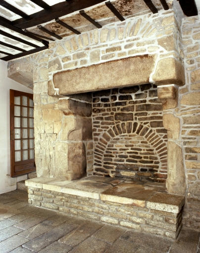 Partie sud, rez-de-chaussée, pièce sud, cheminée