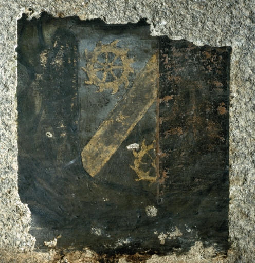 Partie sud, premier étage, pièce sud. Armoiries peintes sur le linteau de la cheminée