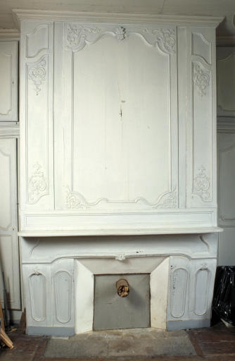 Partie sud, second étage, pièce est. Cheminée