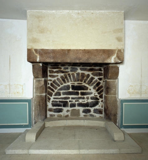 Partie nord, rez-de-chaussée, pièce nord. Cheminée