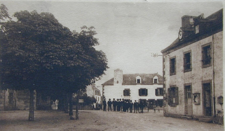 Place de l'église, vue vers le nord. Carte postale, vers 1920 (Coll.part.).