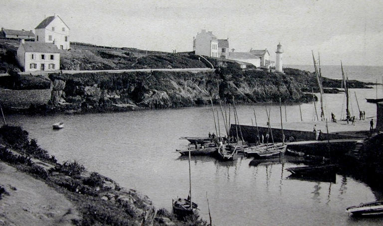 Rive est de Doëlan avec le phare aval et la conserverie, carte postale, vers 1900 (Coll.part.)