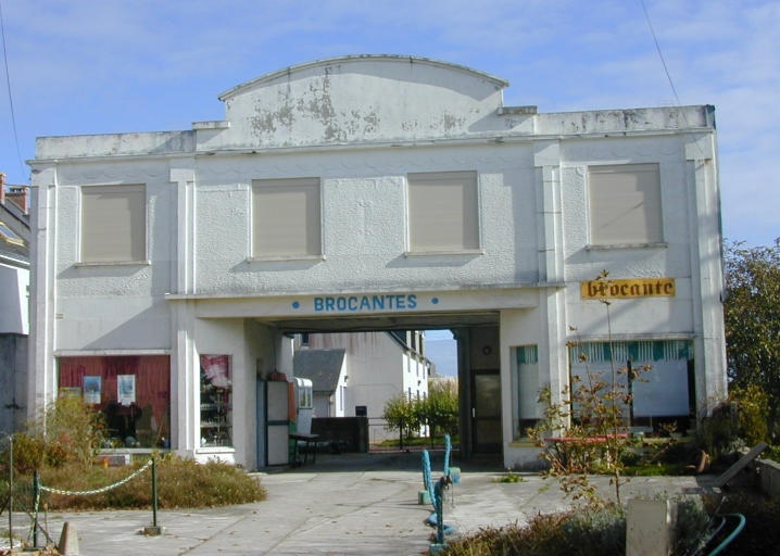 Rue des Grands Sables, ancien garage de réparation automobile