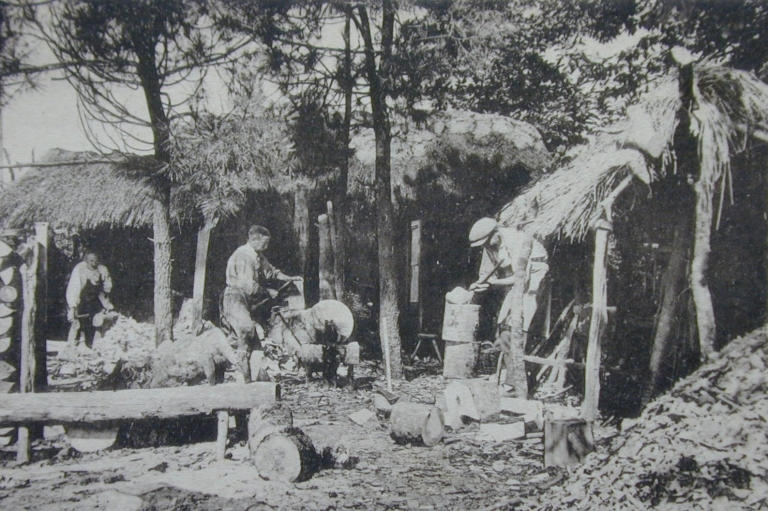 Huttes de sabotiers dans la forêt de Carnoët. Carte postale, vers 1900 (coll. part.)