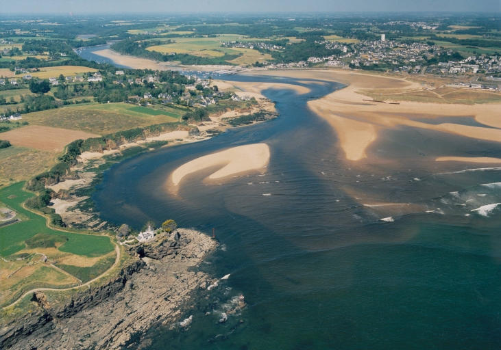 Vue aérienne de l'embouchure de la Laïta.