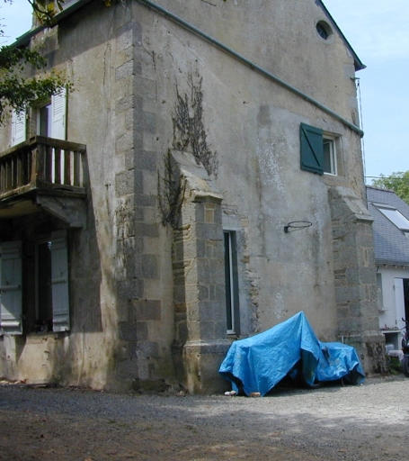 Bas Pouldu. Chapelle Saint-Julien, vestiges de l'ancien chevet à contreforts