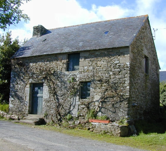 Doëlan-Kerangoff, ancien logis remanié daté 1819 (Cad. AS, 23)