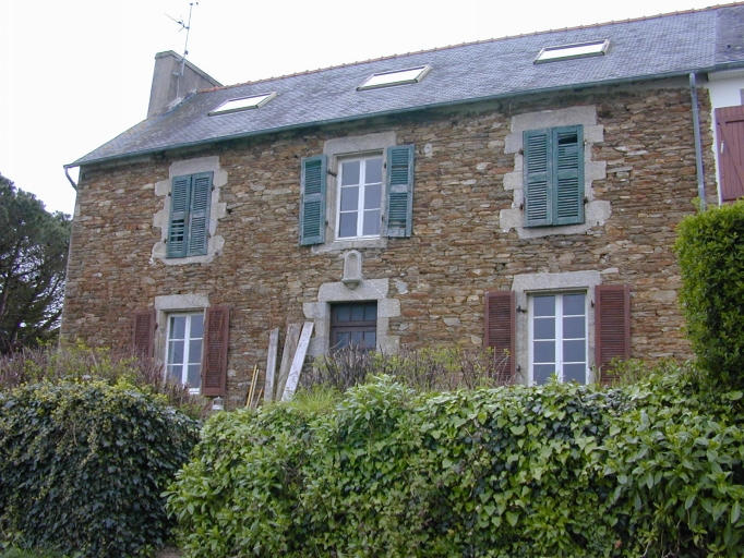 Doëlan, place de la Coopérative. Logis (vers 1860) jouxtant l'ancienne conserverie (Cad. AR, 109)
