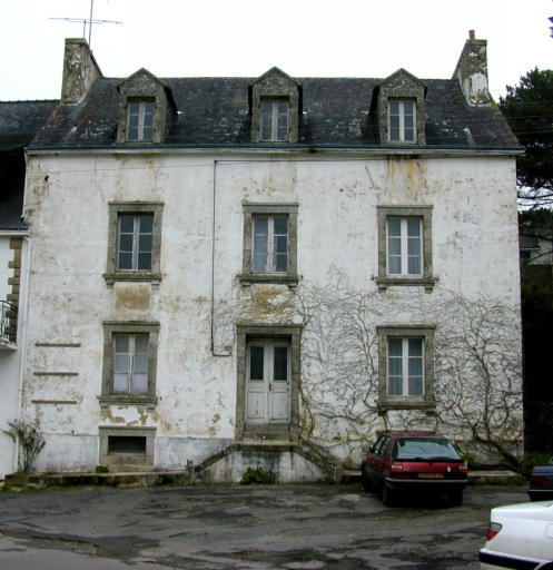 Doëlan, rive est, au bord de la route départementale. Maison, élévation ouest sur rue (Cad. AP, 205)