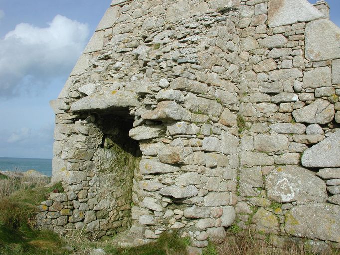 Santec, Ile de Sieck : vue générale de la poudrière accolée au pignon du corps de garde ; Vue générale de la poudrière du corps de garde de l'Ile de Sieck