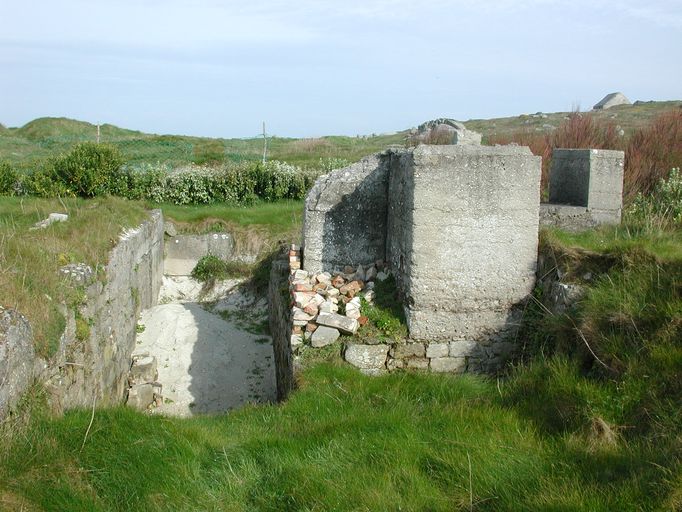 Vue générale du support principal (état en 2002). A gauche, le mur de genouillère en maçonnerie de granite du parapet de la batterie d'artillerie de côte ; Vue du support d'antenne (état en 2002). A gauche, le mur de genouillère en maçonnerie de granite du parapet de la batterie d'artillerie de côte
