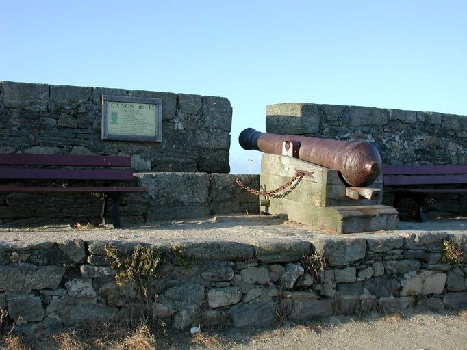 Fortifications et ensemble fortifié du port de Roscoff (Mo 95) ; Batterie de côte du Vieux quai (n° 1), Quai Tristan Corbière, Le Port (Roscoff)