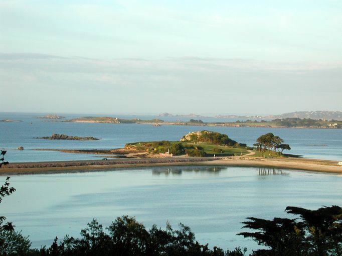 Vue générale de l'îlôt Sainte-Anne depuis le Champ de la Rive ; Saint-Pol-de-Léon : vue générale de l'îlôt Sainte-Anne depuis le Champ de la Rive. Une batterie de côte était positionnée sur l'îlot tandis que le corps de garde se trouvait au Champ de la Rive