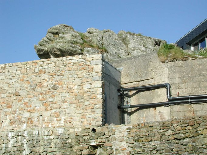 Vue de situation (état en 2002). La casemate bétonnée est intégrée aux installations de la Thalassothérapie de Roscoff 