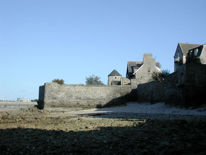 Vue générale des demeures situées en front de mer de la rue de l'Amiral-Réveillère 