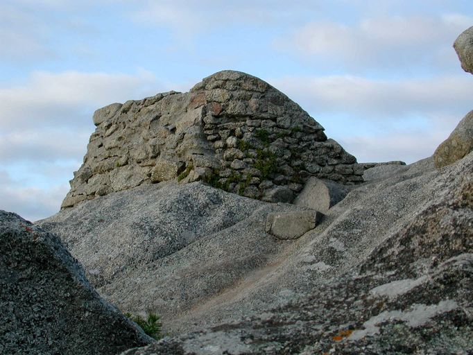 Poste d'observation et de mitrailleuse 1, au sommet du rocher, Ménez Ham (Kerlouan)