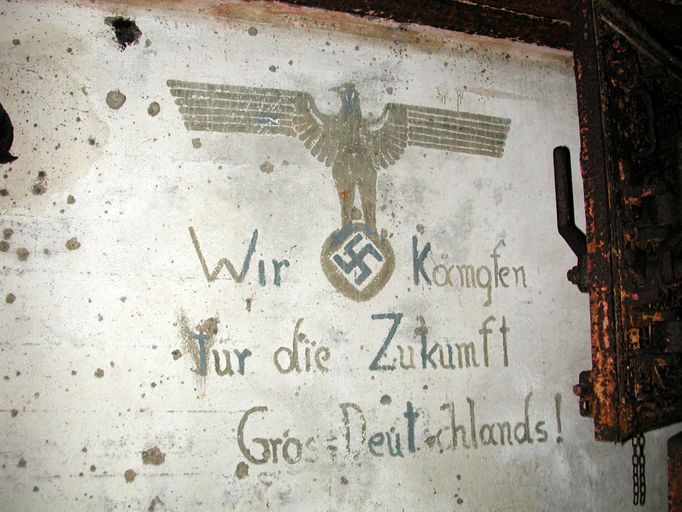 Vue de la casemate de type 515 du Portzic : peinture murale de propagande nazie dans la chambre de tir ; Saint-Anne du Portzic, peinture murale de propagande nazie dans la chambre de tir d'une casemate type 515