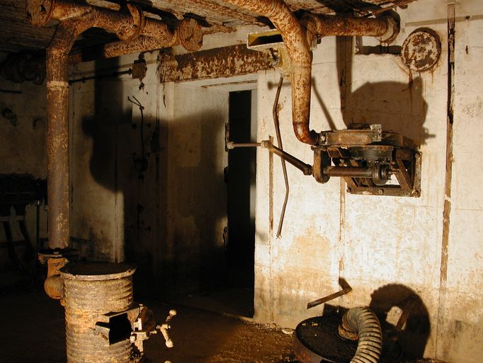 Vue de la chambre de troupe droite : système de ventilation, filtres, central téléphonique  ; Keranroux, vue de la chambre de troupe droite : système de ventilation, filtres, central téléphonique 