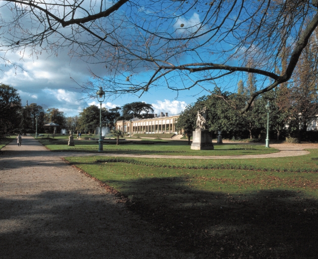 Les bassins et les parterres devant les serres