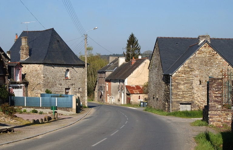 Vue de situation depuis l'est ; La rue principale, vue vers l'ouest ; Le village du Gué