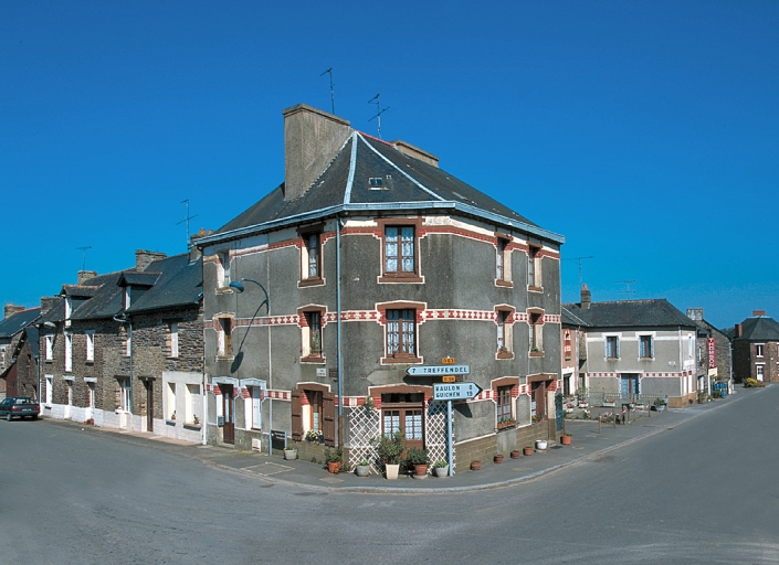 Vue de situation sud-ouest ; Le bourg, immeuble construit au début du 20e siècle