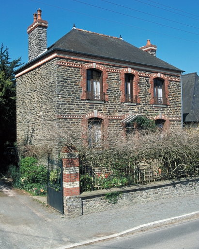 Vue générale sud-ouest ; Le bourg, maison de notable de l'Entre-deux-guerres