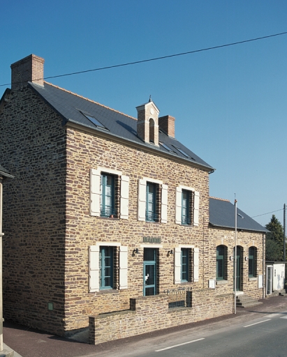 Vue générale est ; La mairie ; L'ancienne mairie-école à l'entrée sud du bourg
