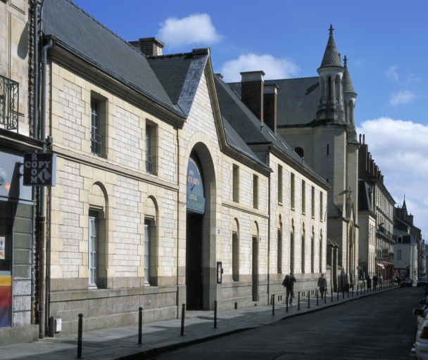 Vue générale ; L'ancien couvent de Réparatrices