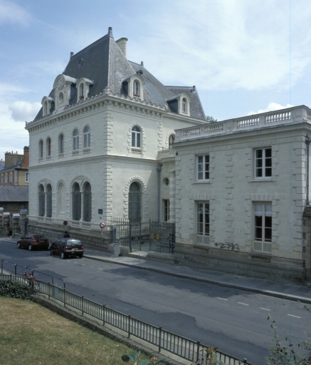 L'ancienne caisse d'épargne ; Vue générale, depuis le nord-est