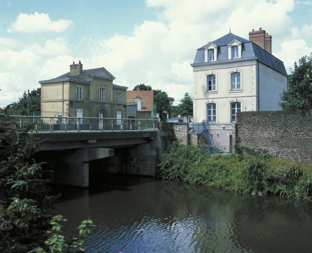 Vue de situation depuis l'est ; Vue de situation