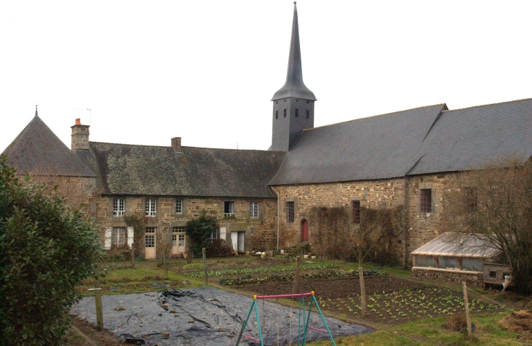 L'église et le presbytère : vue générale sud-est ; Vue de situation sud-est ; Le presbytère : vue générale sud-est