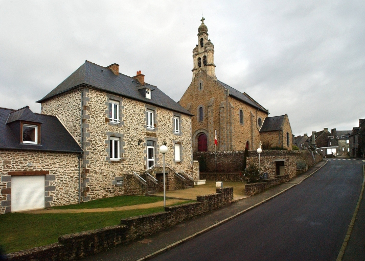 Vue générale ouest ; l'axe principal traversant le bourg d'est en ouest ; Vue de situation sud ; Vue de situation sud est