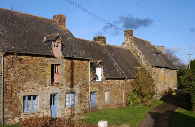 La Barre, alignement de logis ; Vue d'ensemble depuis l'ouest ; La Barre