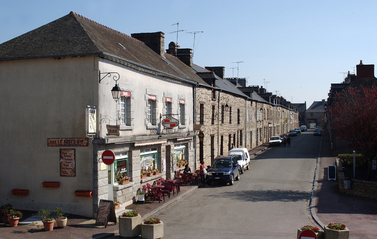 Vue de situation sud-ouest ; La rue du Général de Gaulle