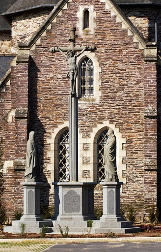 Vue générale est ; Le Bourg : le calvaire de Yves Hernot