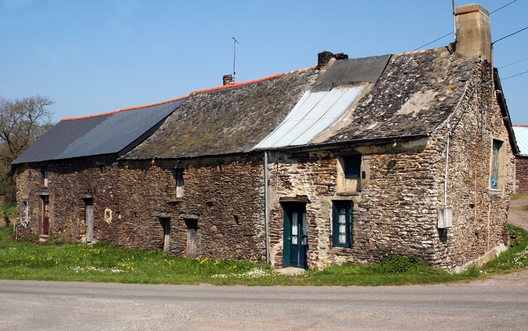 Vue de situation dans l'alignement ; Vue générale sud ; Vue de situation dans l'alignement ; L'Éclardais : alignement de 3 logis