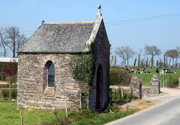 Vue générale nord-est ; La chapelle : vue générale nord-est ; La Rue : chapelle privée