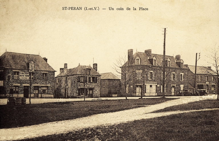 Vue de situation sur une carte postale du début du 20e siècle ; La place publique au début du 20e siècle, vue générale depuis le nord ; La place publique au début du 20e siècle, vue générale depuis le nord ; Vue de situation sur une carte postale du début du 20e siècle ; Les deux principales boutiques de Saint-Péran au début du 20e siècle
